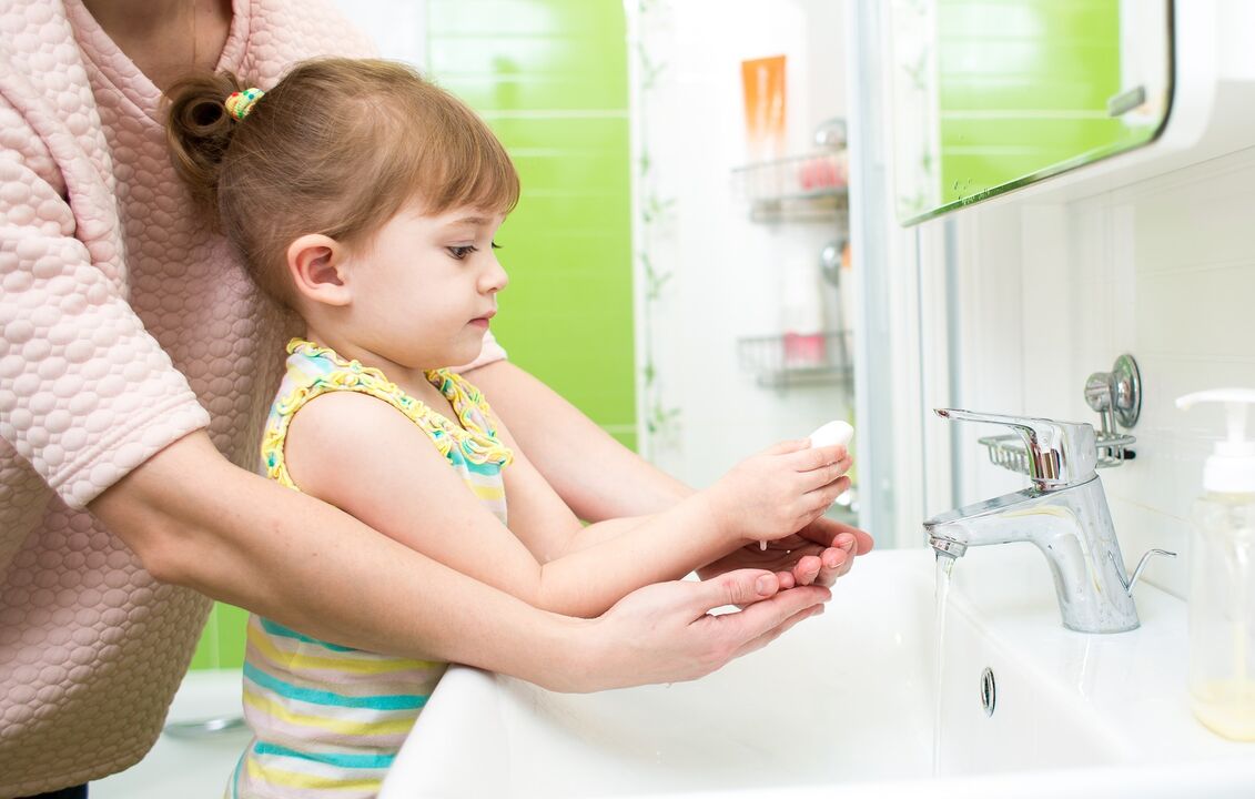 umývanie rúk mydlom, aby sa zabránilo infekcii parazitmi